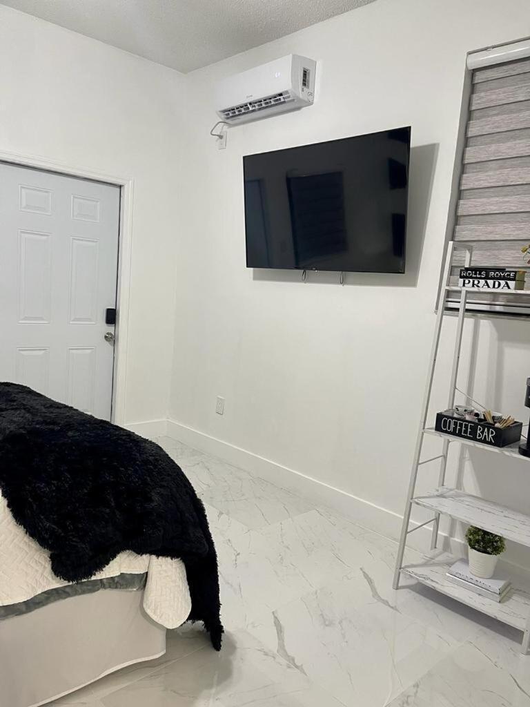 Cozy Studio, Prime Location, Remodeled, 1 Parking غرب شاطئ بالم المظهر الخارجي الصورة